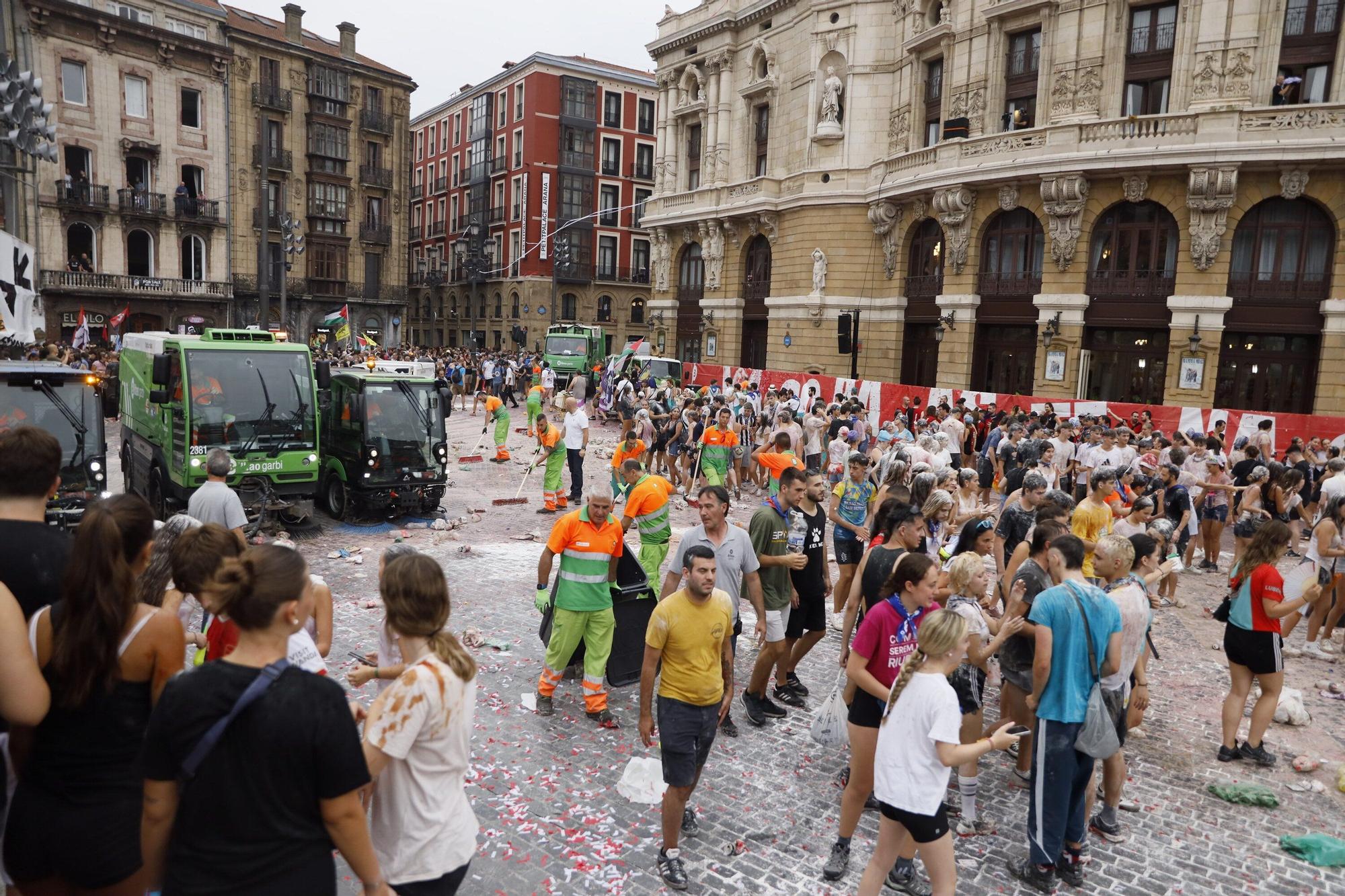 En imágenes: así trabaja el dispositivo de limpieza tras el txupin