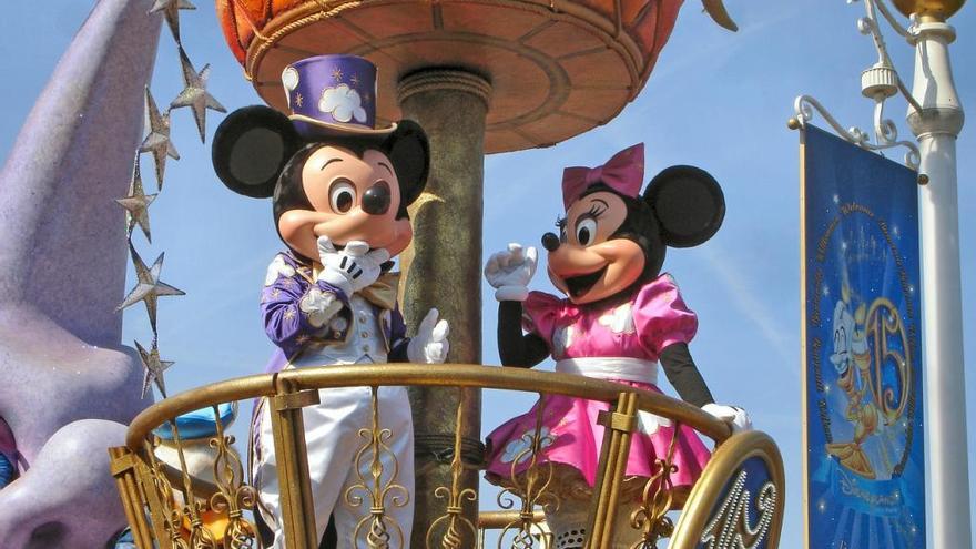 Mickey y Minnie, en una atracción en Disneyland París.