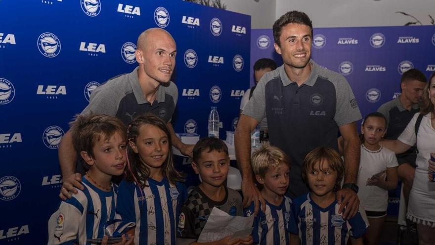 Duarte y Guevara muestran, emocionados, su agradecimiento a la afición albiazul