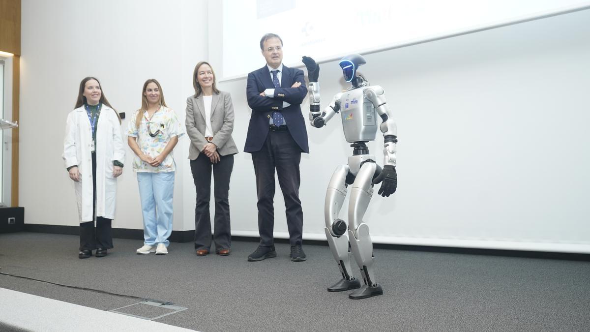 El consejero de Salud en la presentación del nuevo robot.
