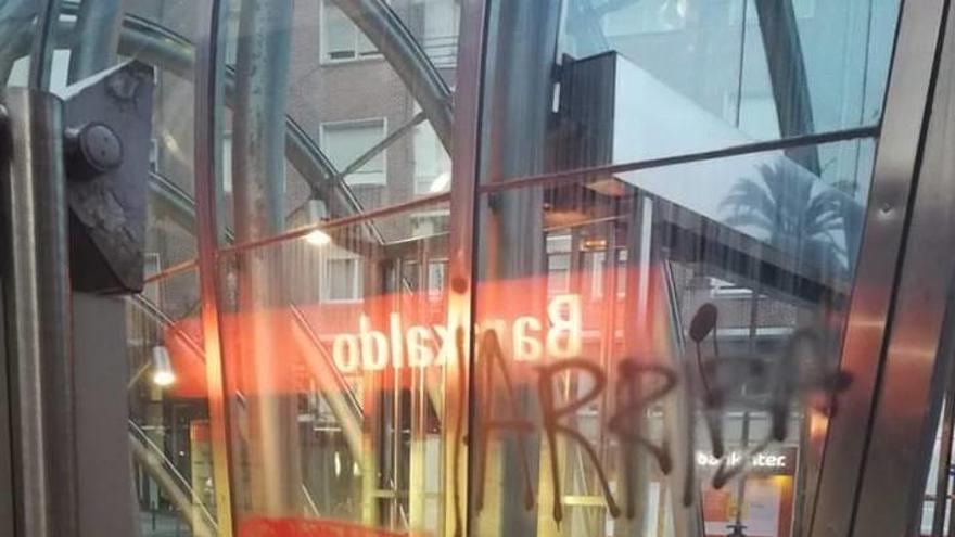 Barakaldo denuncia la aparición de pintadas fascistas, insultos y símbolos antisemitas en las calles del municipio.