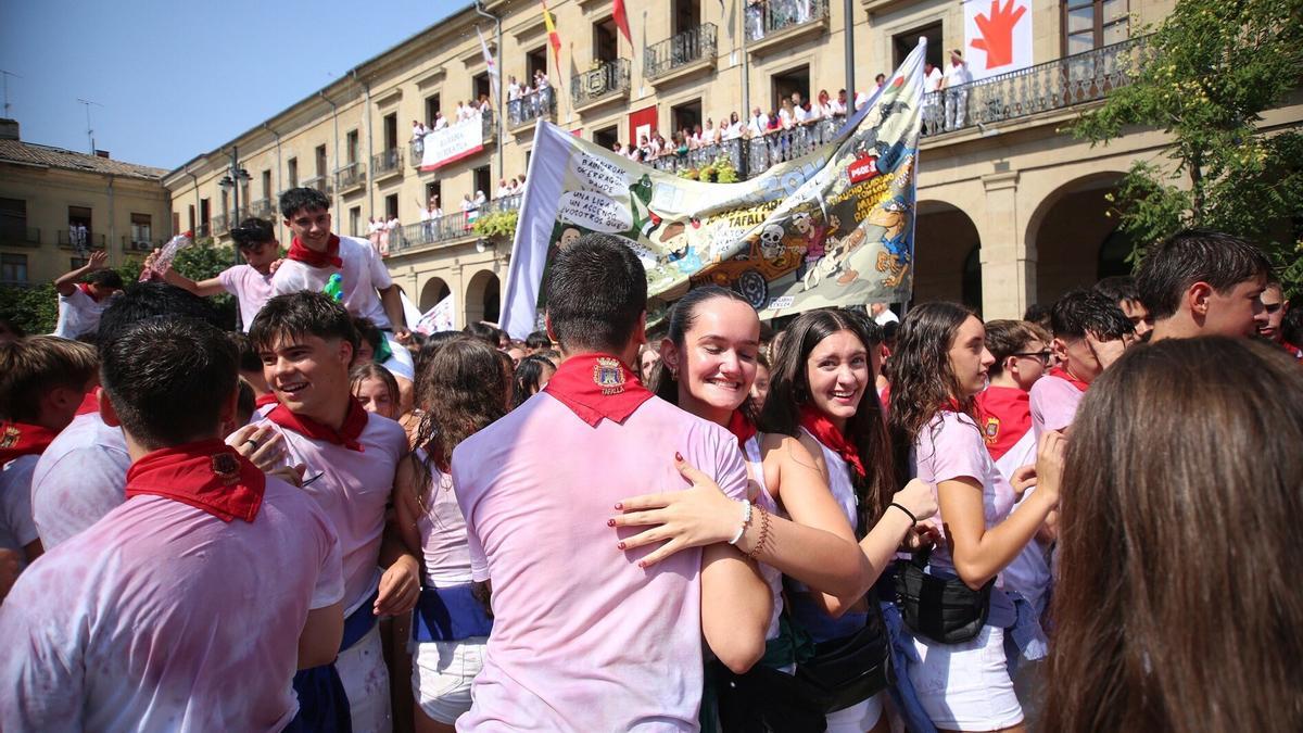 Las peñas han dado ambiente durante los momentos posteriores al chupinazo