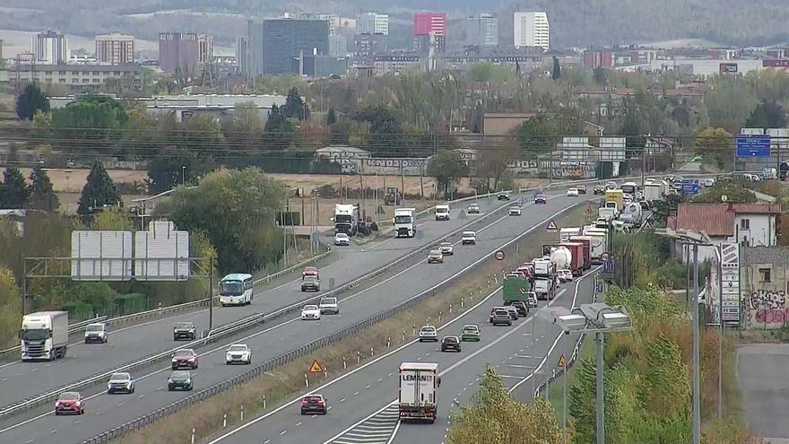 Retenciones a las afueras de Gasteiz por obras en la N622