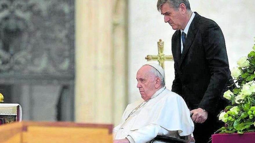 El papa Francisco llegó en silla de ruedas para oficiar el funeral de Benedicto XVI.