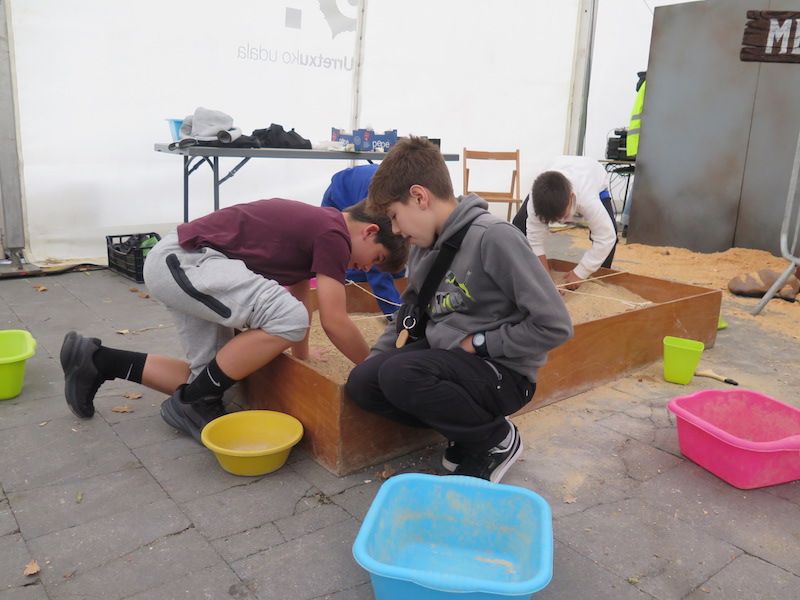 Los minerales, los fósiles y los dinosaurios toman Urretxu