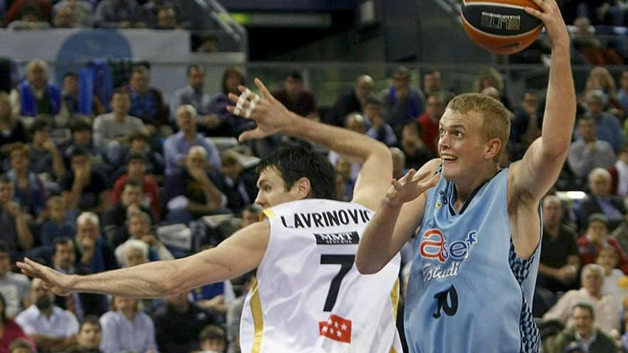 El británico del Estudiantes Daniel Clark controla el balón ante el pívot lituano del Real Madrid, Darjus Lavrinovic.