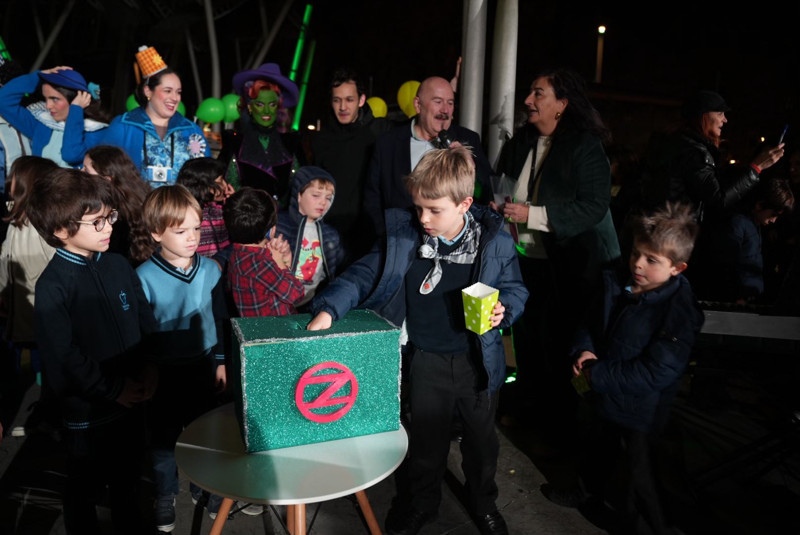 En imágenes: el Palacio Euskalduna se tematiza por Navidad