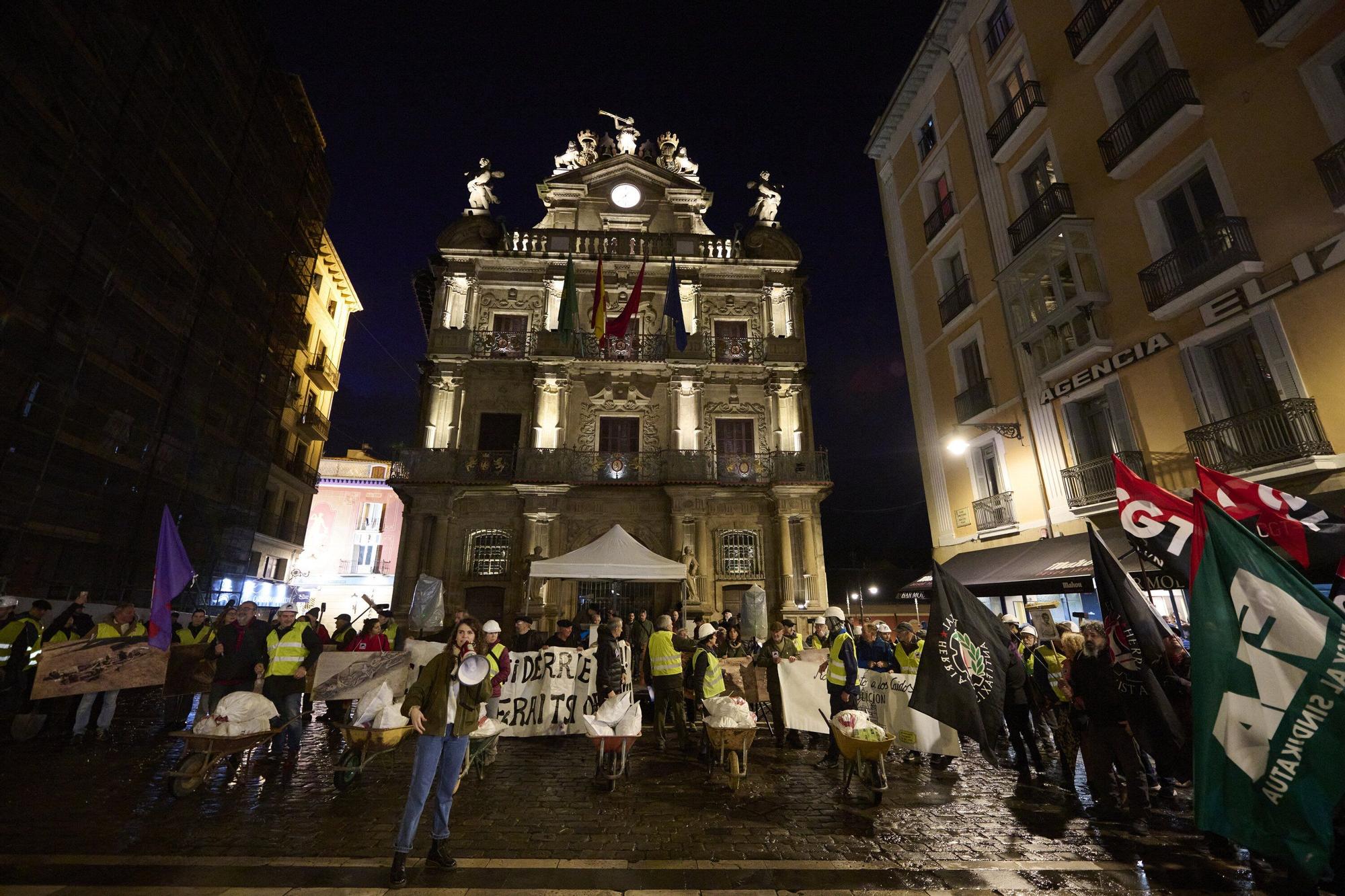 Manifestación de las asociaciones memorialistas para pedir el derribo del Monumento