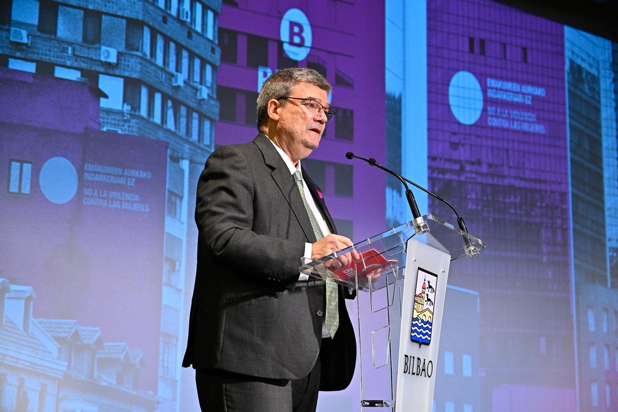 En imágenes: El Ayuntamiento de Bilbao conmemora el 25N con un acto simbólico en el Teatro Campos Elíseos