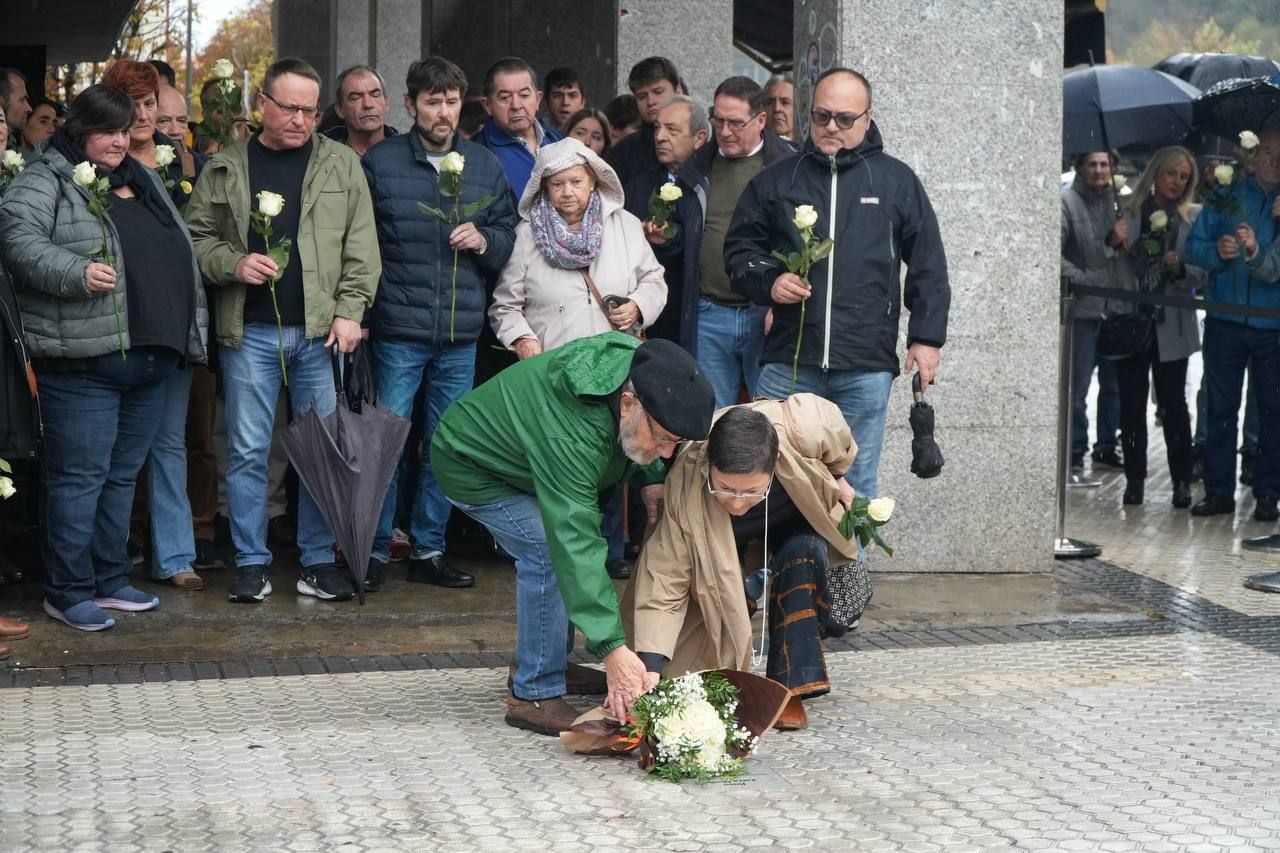 Una placa recuerda a Rosa Zarra en Donostia