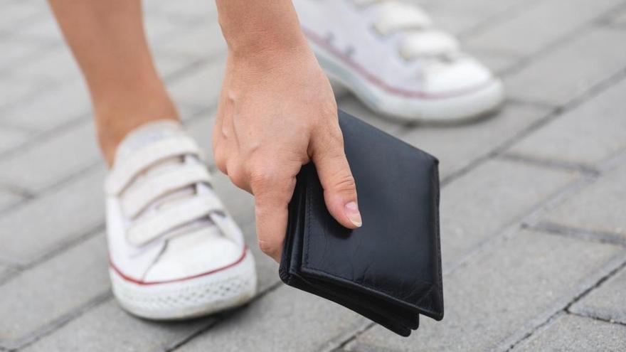 ¿Sabes qué multa te puede caer si te encuentras dinero en la calle y no lo devuelves?