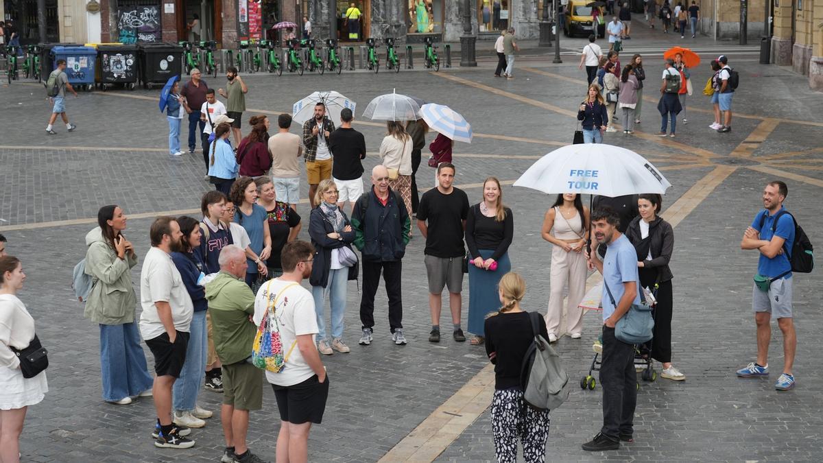 Un grupo de turistas, ayer en la plaza del Arriaga, punto de partida de un ‘free tour’