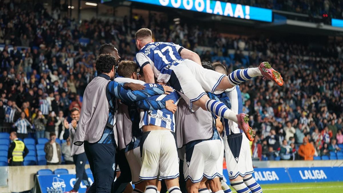 Los realistas celebran el gol de Oyarzabal.