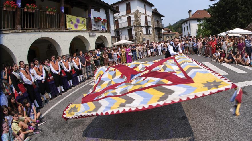 Fotos del tradicional baile de la bandera en fiestas de Roncal 2025