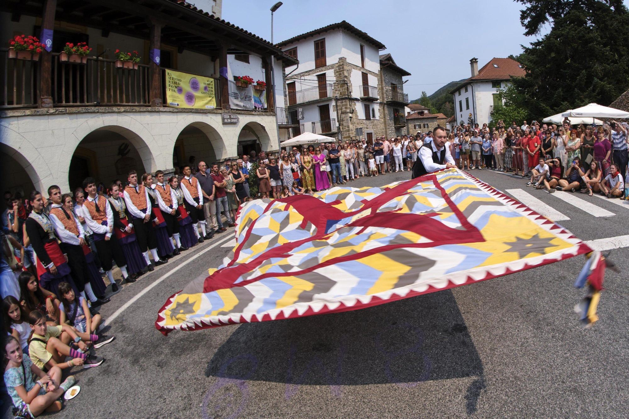 Fotos del tradicional baile de la bandera en fiestas de Roncal 2025