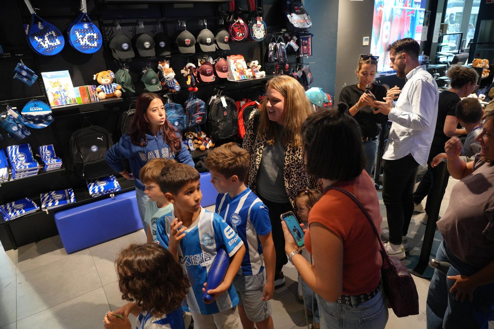 En imágenes: Firma de autógrafos para desbordar Vitoria-Gasteiz de ilusión albiazul