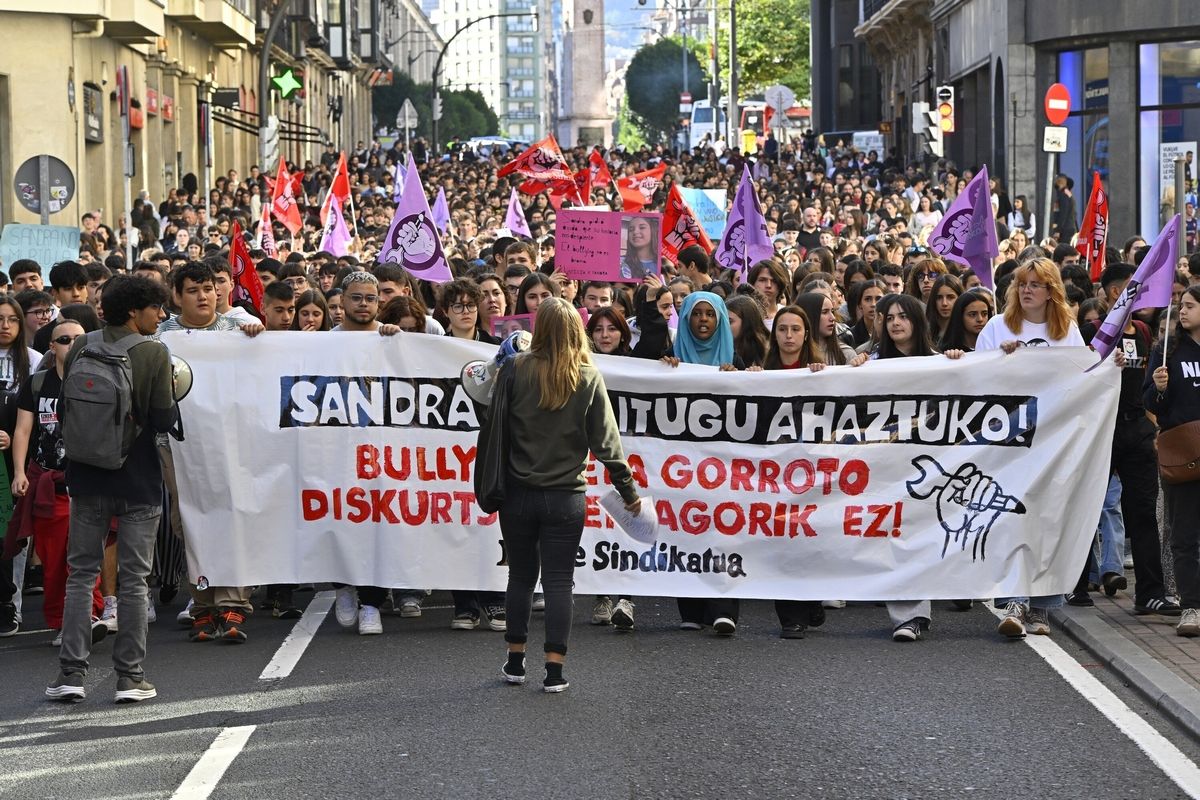 Estudiantes salen a la calle en Bilbao contra el 'bullying'