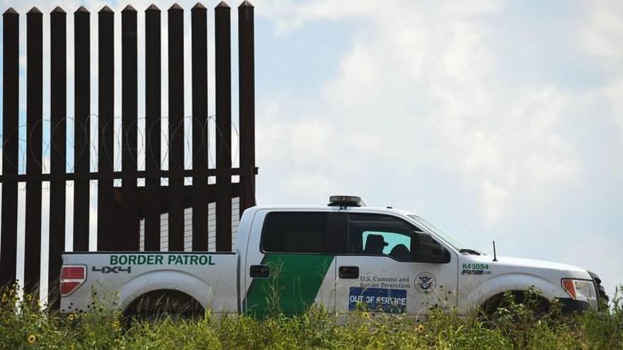 Un coche patrulla la frontera con México.