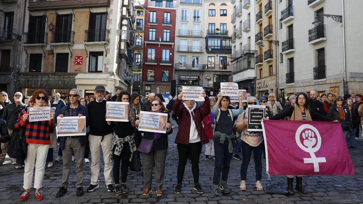 Ciudadanos durante la concentración convocada este jueves.