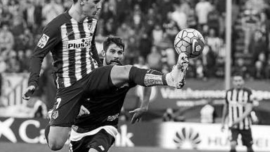 El Atlético de Madrid se atasca y pierde el liderato