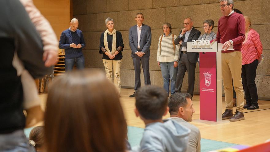 Álava busca con urgencia 20 familias de acogida para menores en situación de desprotección