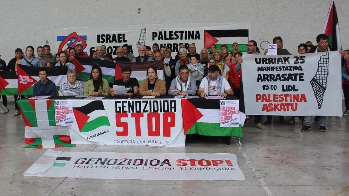 Representantes de Debagoieneko Palestinaren Aldeko Sarea en la presentación de la iniciativa, que tuvo lugar en el frontón  del barrio de Elorregi.