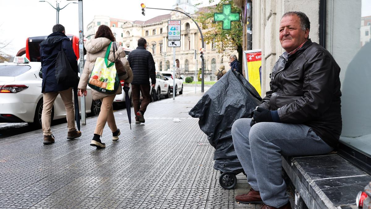 Abdelkader Kelakech, diabético de 61 años, recorre las calles de la villa pidiendo limonas mientras protege sus pertenencias