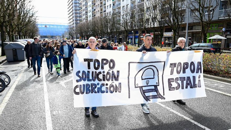 Amara Berri reclama en una manifestación que se cubran las vías del tren