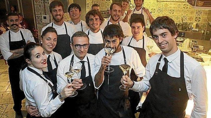 El equipo de Paulo Airaudo celebrando, ayer, la primera estrella Michelin del restaurante Amelia de Donostia.