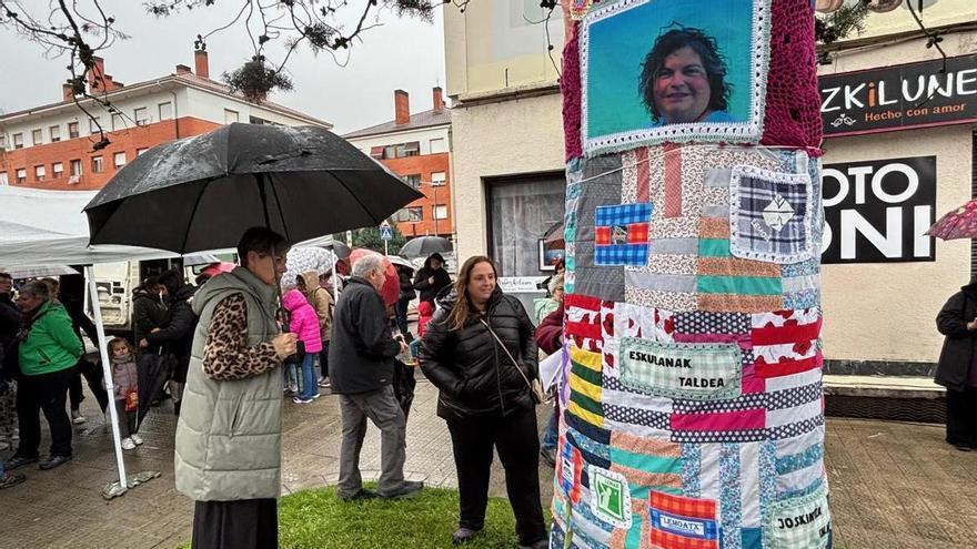Lemoa teje redes de unión en homenaje a la mujer