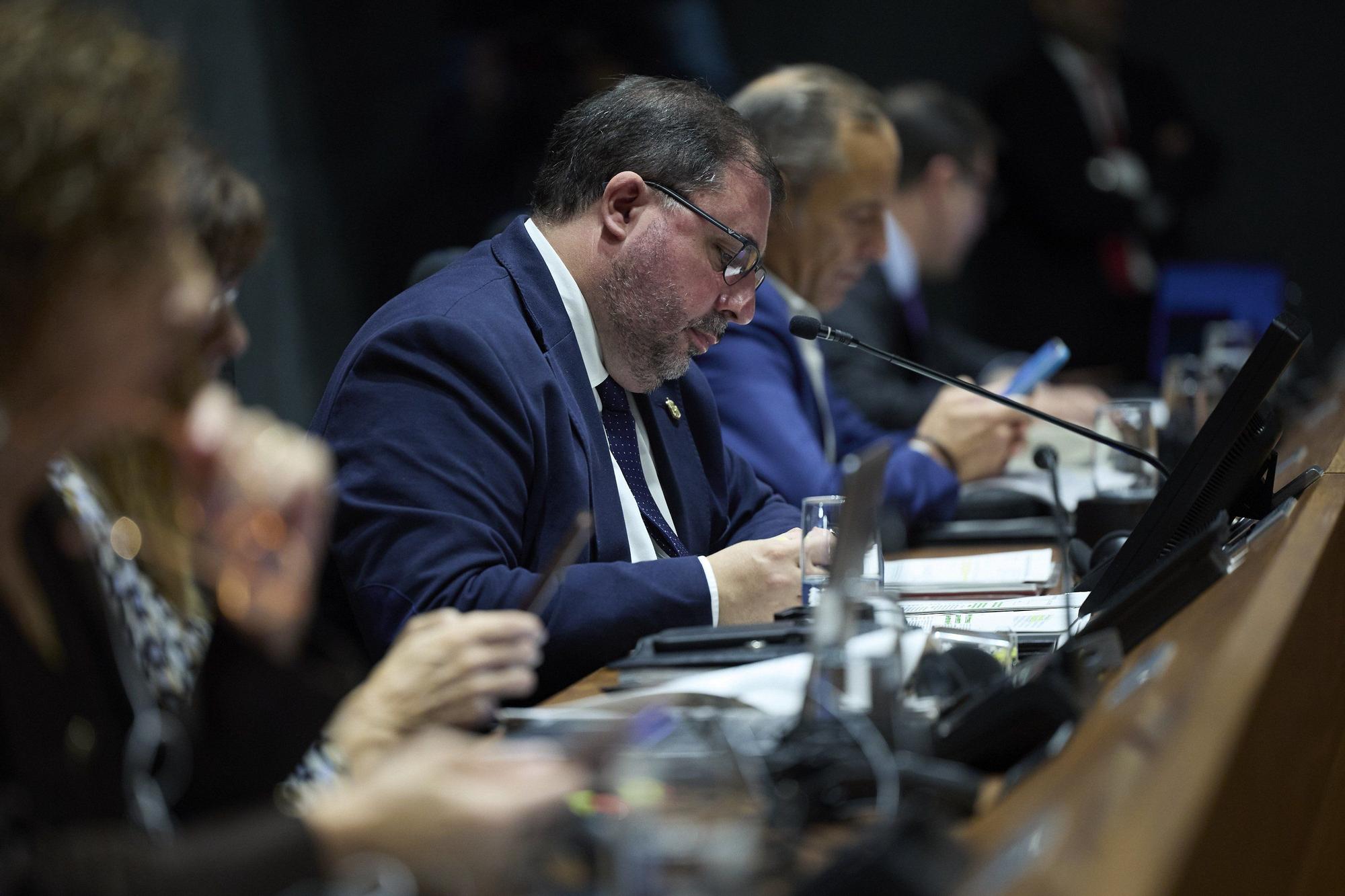 Fotos del pleno del Parlamento de Navarra (jueves 23 de octubre de 2025)