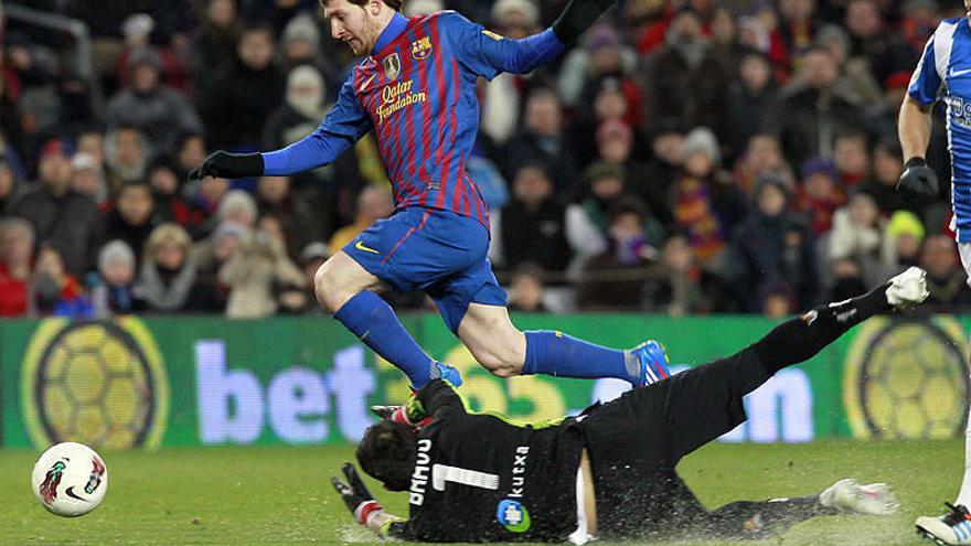 Messi regatea a Bravo.