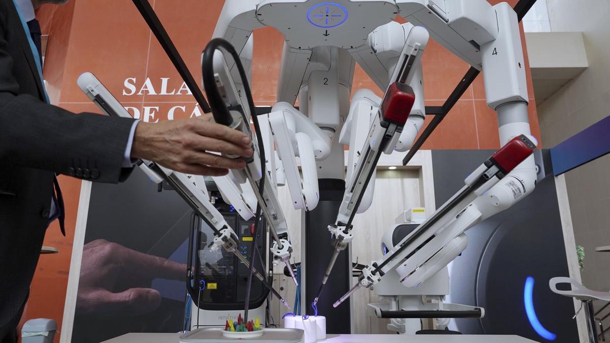 Un modelo de robot quirúrgico mostrado estos días en Valladolid.