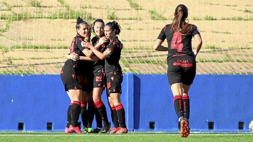 Las jugadoras de la Real celebran uno de los dos tantos que marcaron ayer en Huelva. Foto: LaLiga