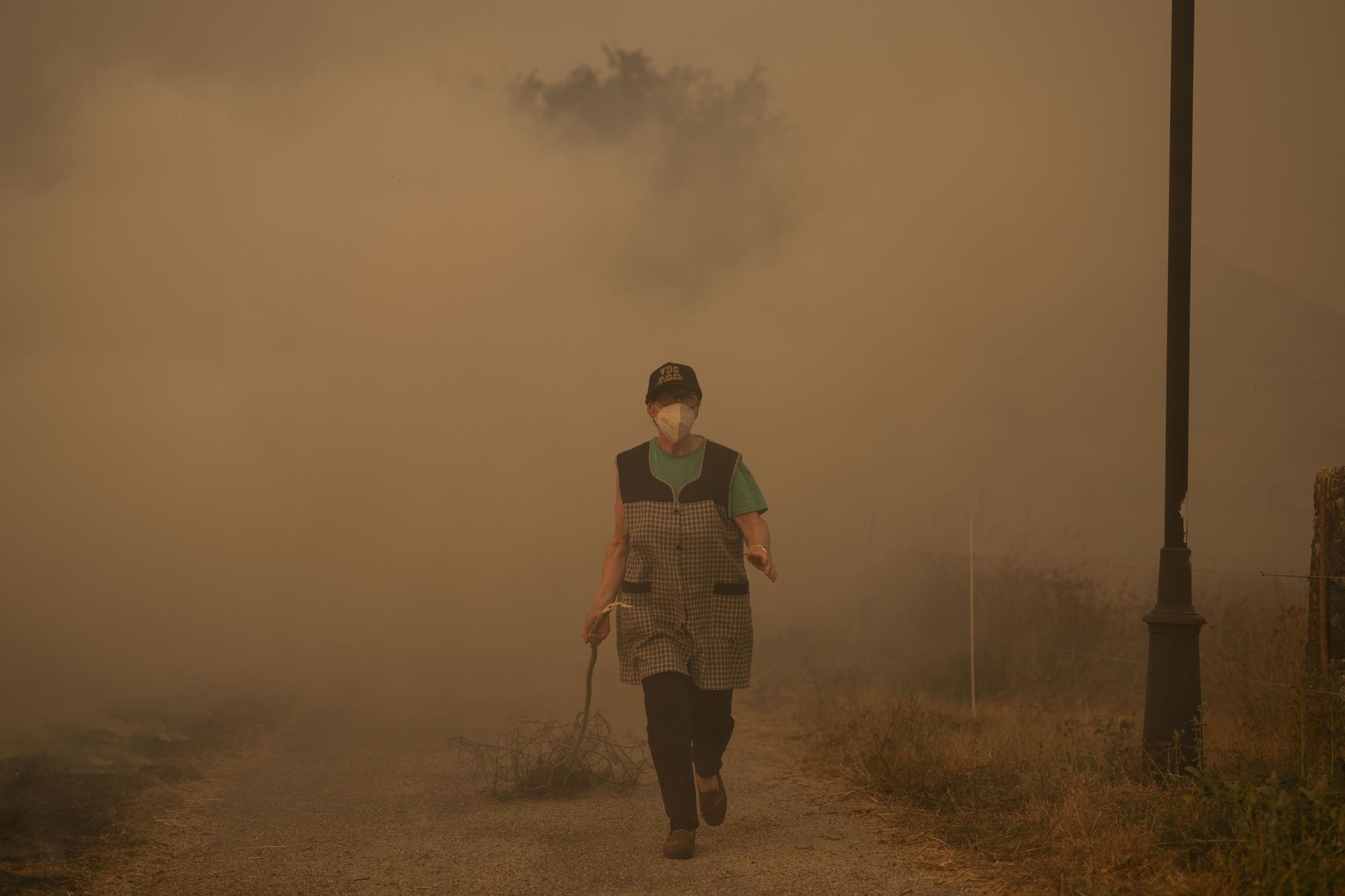 Los incendios no dan tregua en Ourense: los vecinos trabajan en labores de extinción del fuego de Carballeda de Avia