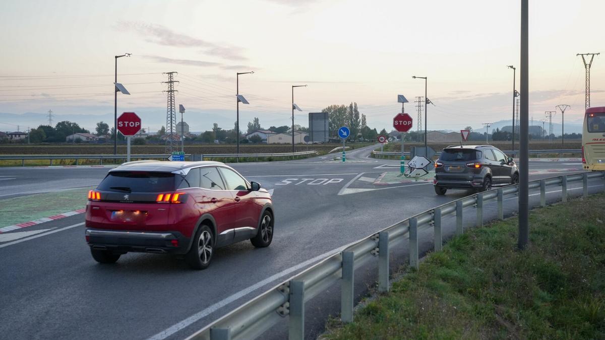 Vehículos circulando por la intersección