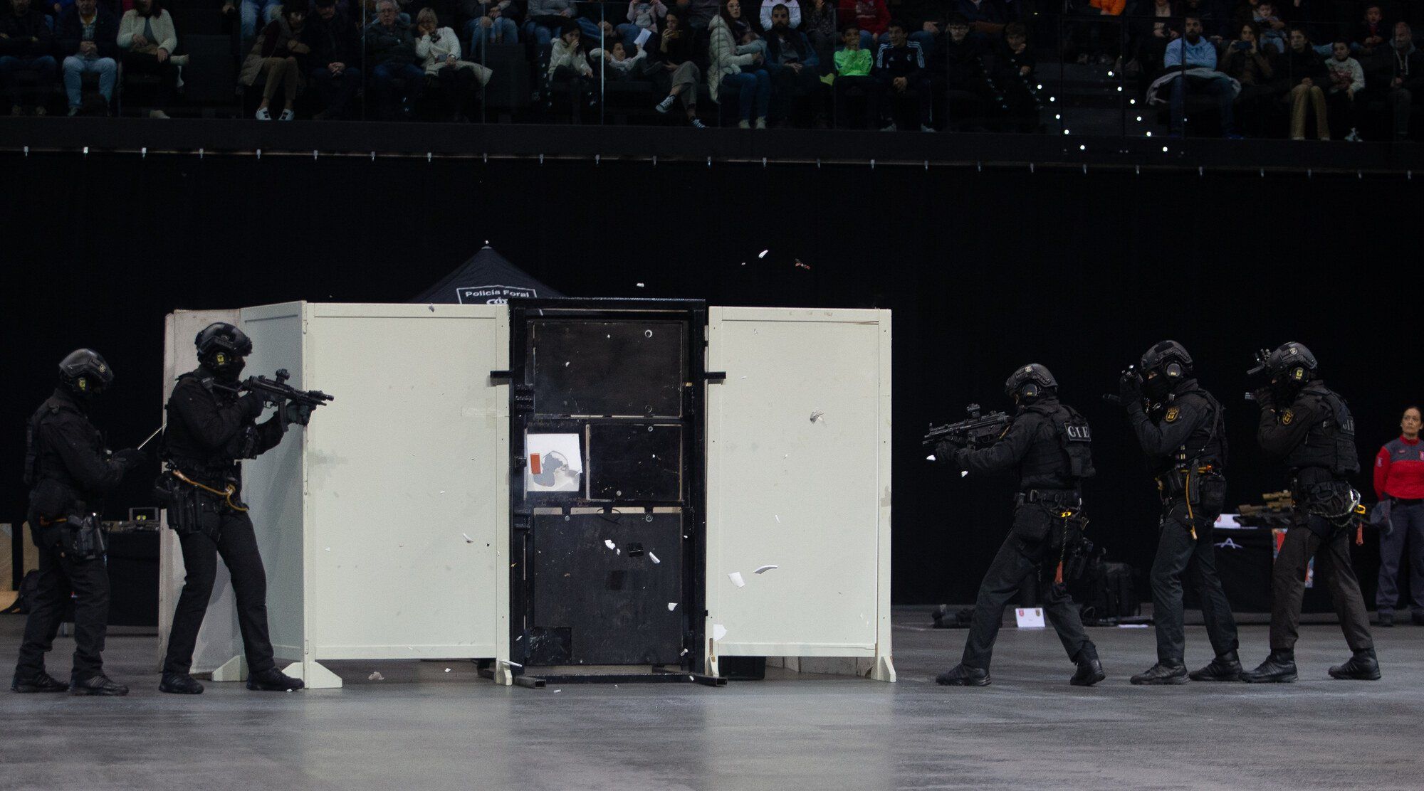 Exhibición de la Policía Foral en el Navarra Arena