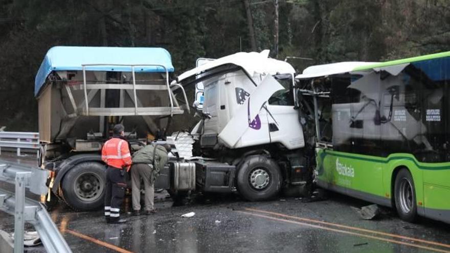 El accidente entre un camión y un Bizkaibus se produjo el 1 de febrero en Galdakao.