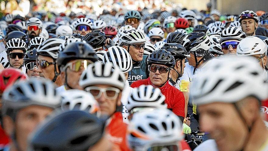 Panorámica de la multitud que participó ayer en la 34ª edición de La Indurain.