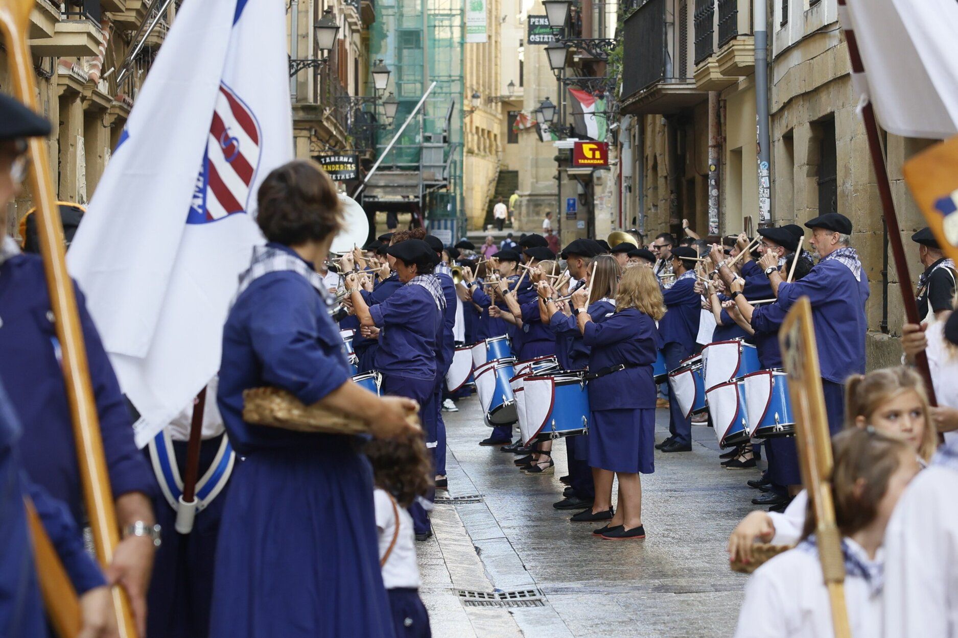 La tamborrada de San Ignacio de la sociedad Amaikak Bat desfila por la Parte Vieja