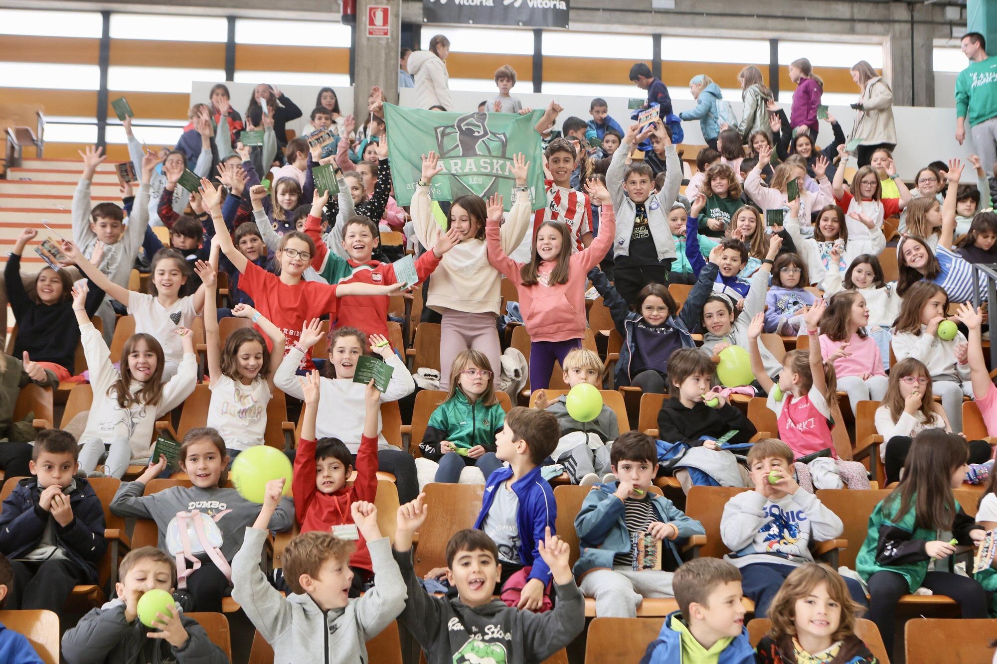 En imágenes: Entrenamiento del Araski en Mendizorroza con alumnos de Olabide
