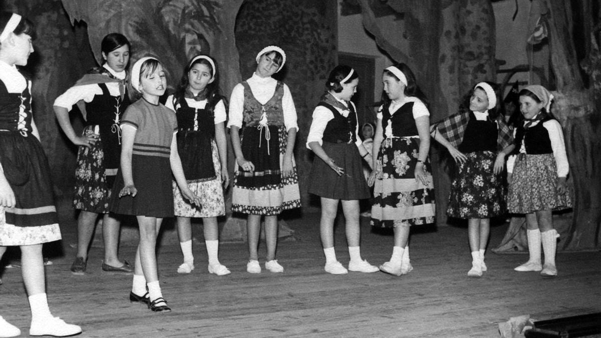 Representaciones teatrales en la escuela de las Madres Salesianas en 1956.
