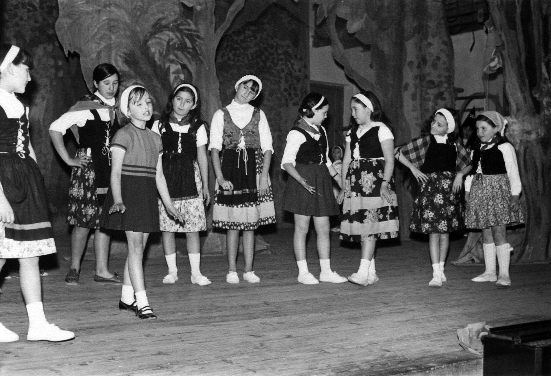 Representaciones teatrales en la escuela de las Madres Salesianas en 1956.