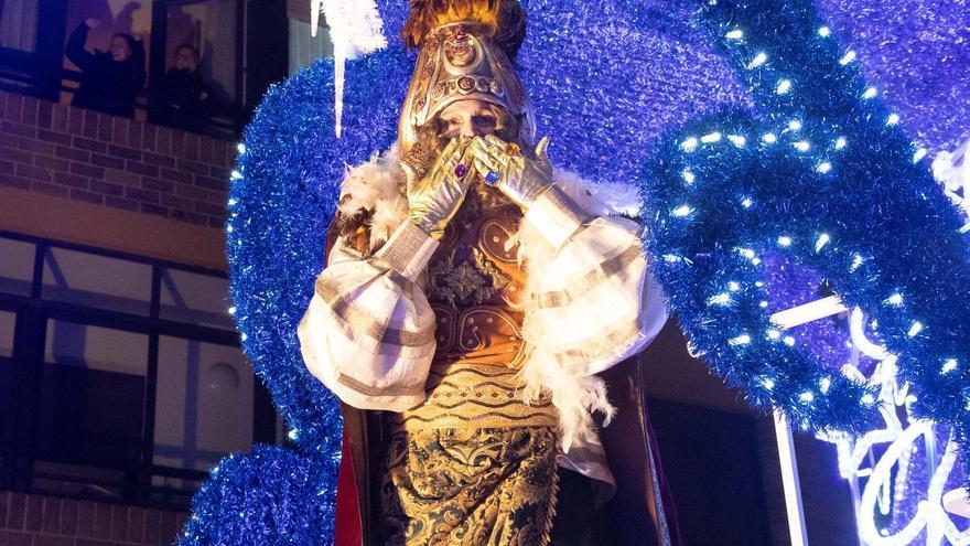 Los Reyes Magos y los niños de Vitoria desafían al mal tiempo