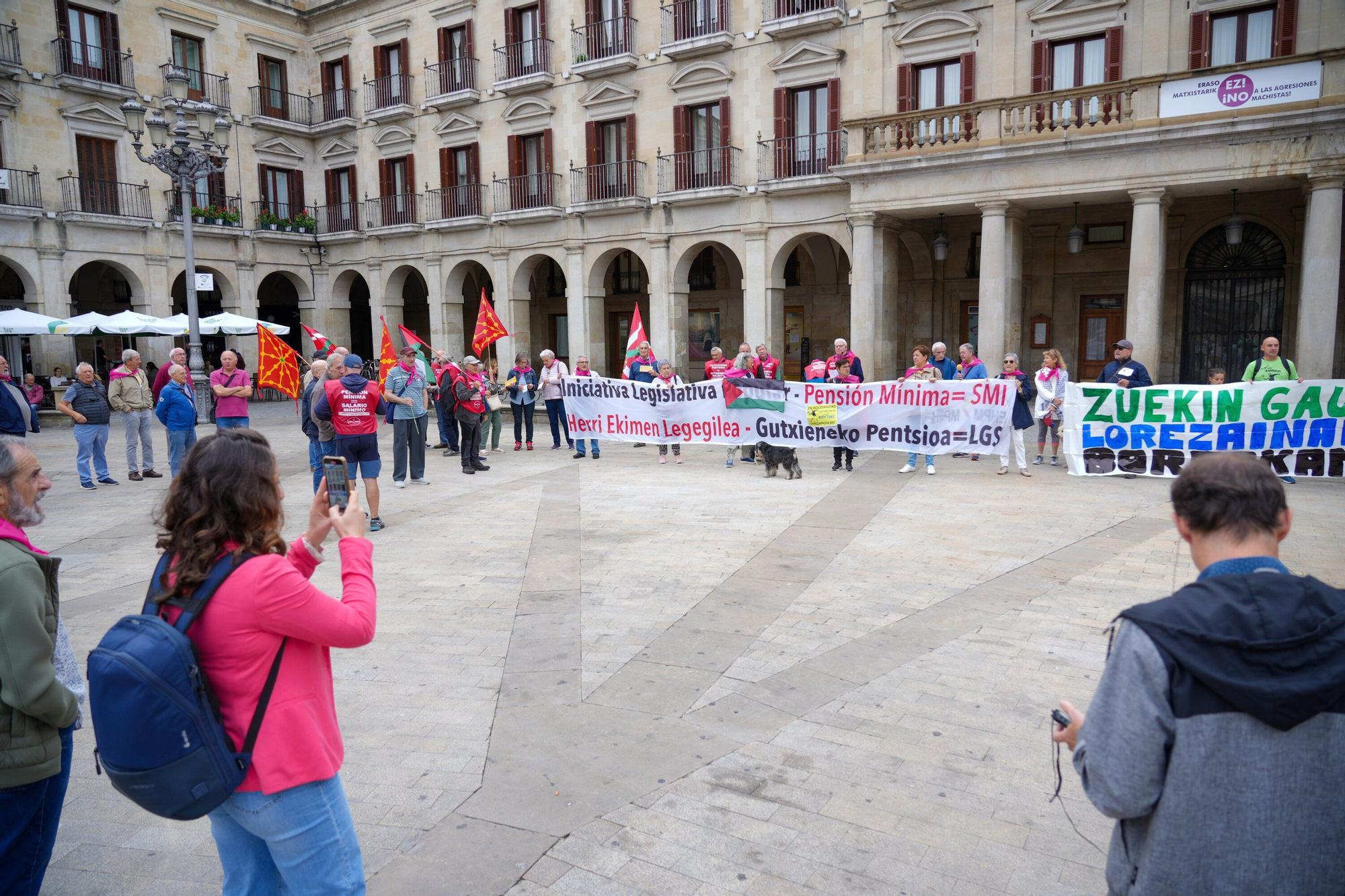 En imágenes: Los pensionistas retoman sus concentraciones en Vitoria