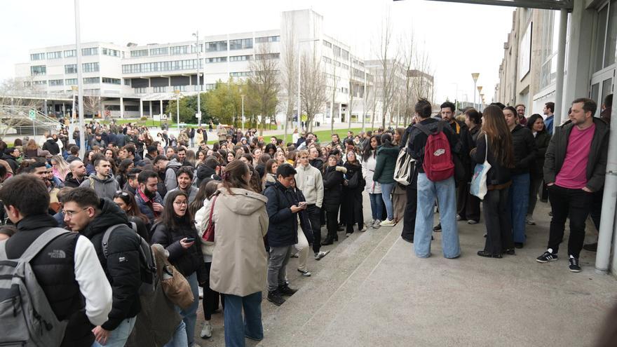 Los graduados en Medicina se juegan su futuro: "Después de diez horas diarias de estudio tengo ganas de estar con los míos"