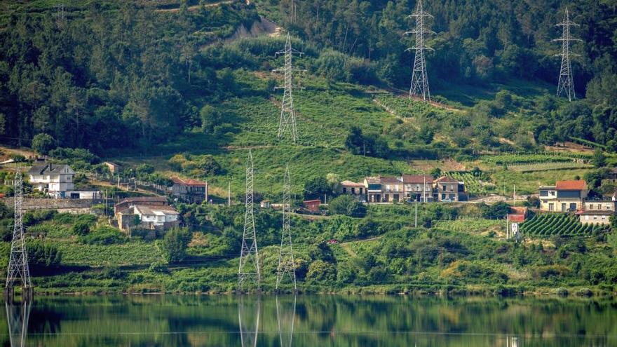 Imagen de un tendido eléctrico en Ourense.