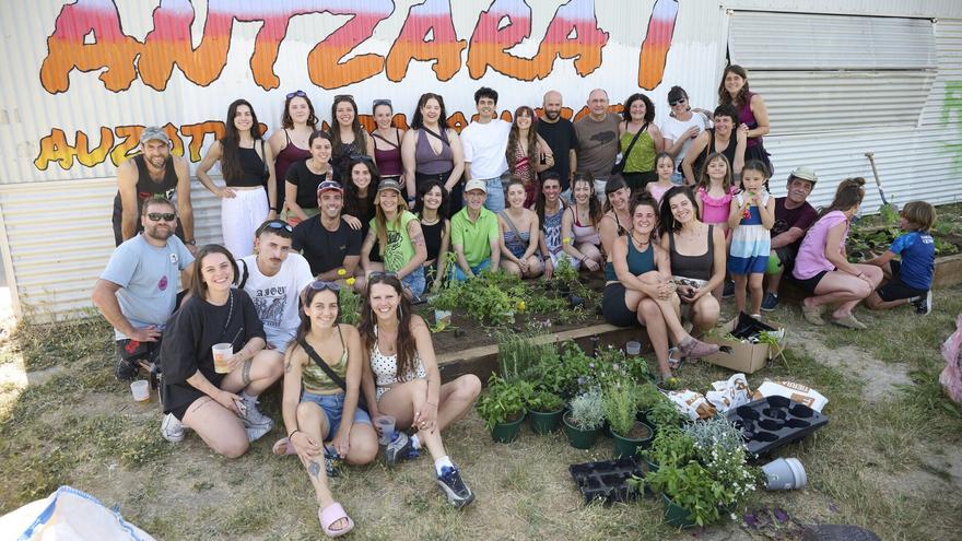 La huerta comunitaria de Mendillorri ya echa raíces