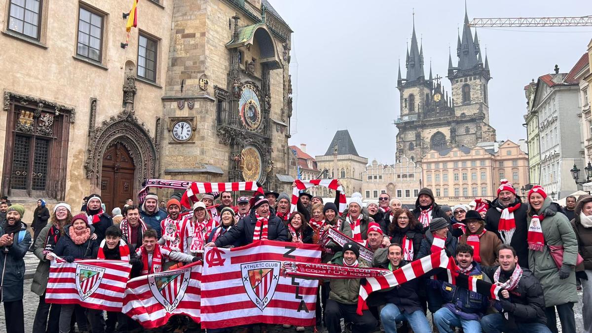 Los aficionados rojiblancos desafían al frío en Praga