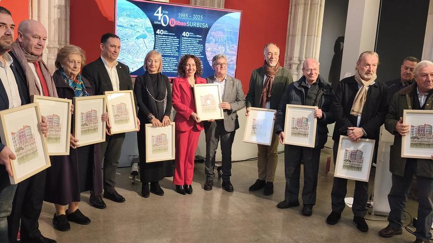 Surbisak bere historian parte hartu duten pertsona, erakunde eta elkarteei omenaldia egin die